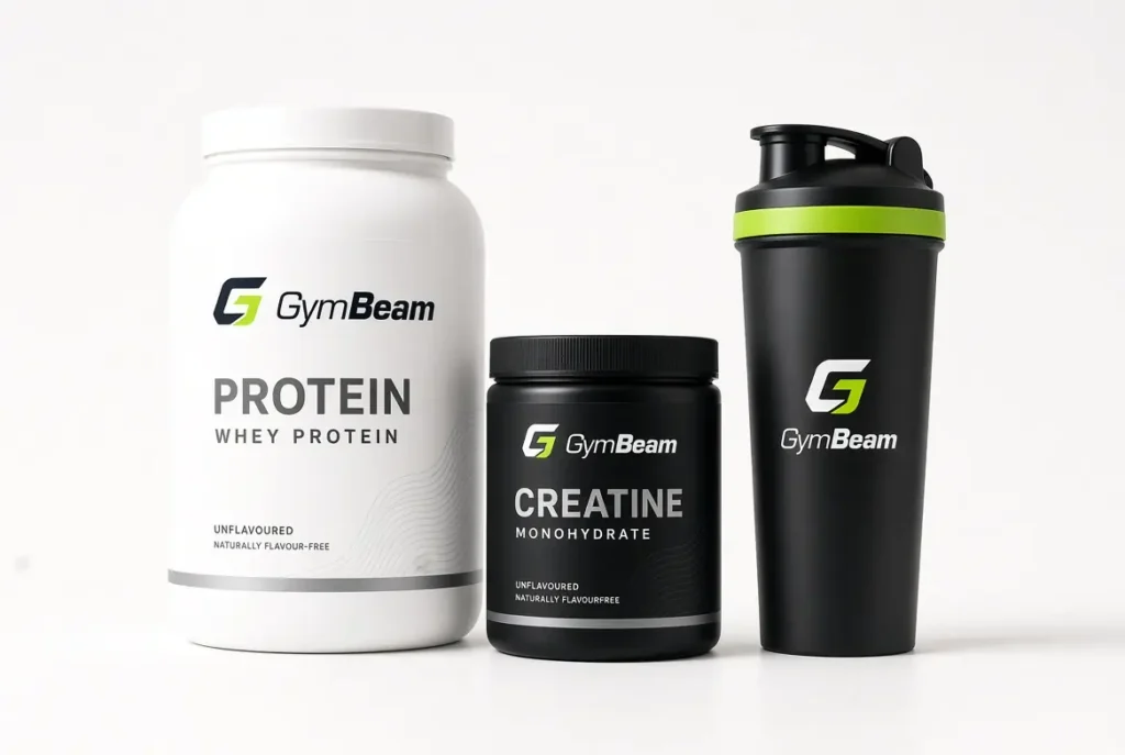 Atleta che versa proteine GymBeam nello shaker – uso reale prodotti fitness e nutrizione sportiva