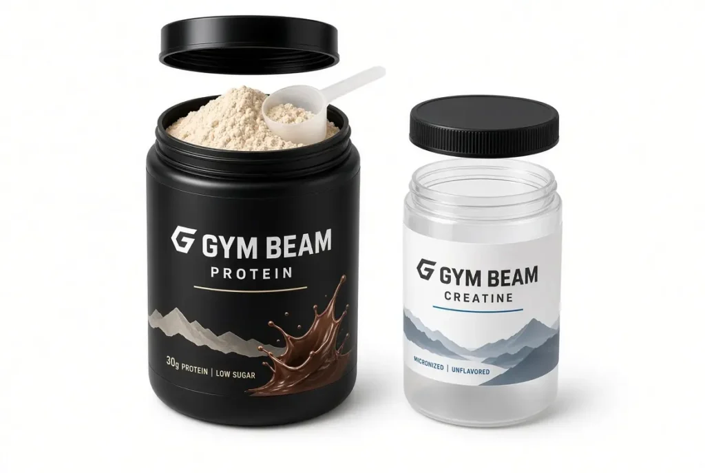 Linea completa integratori GymBeam proteine creatina e shaker su tavolo palestra – prodotti ufficiali